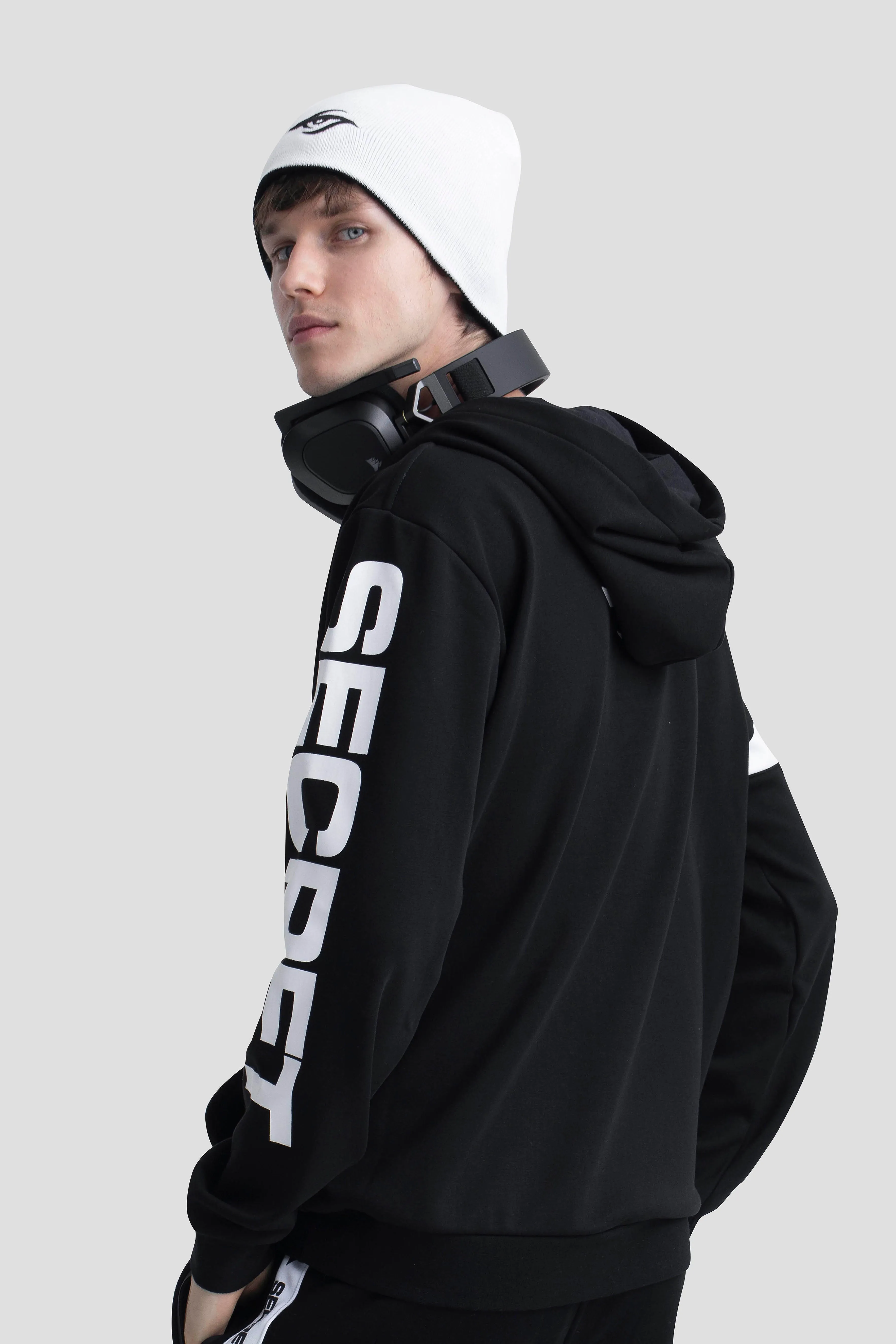 Essential Pullover (Black)