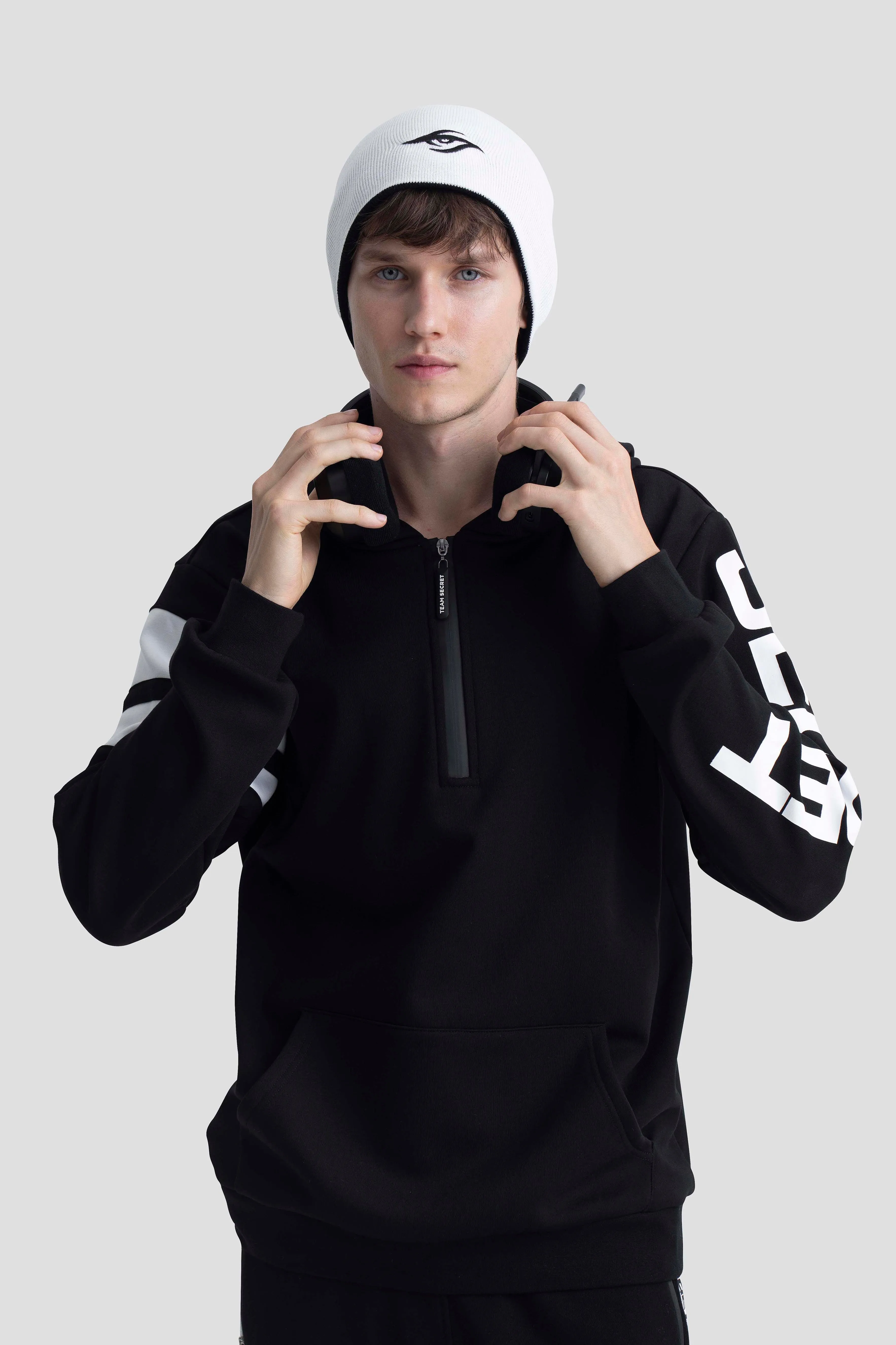 Essential Pullover (Black)