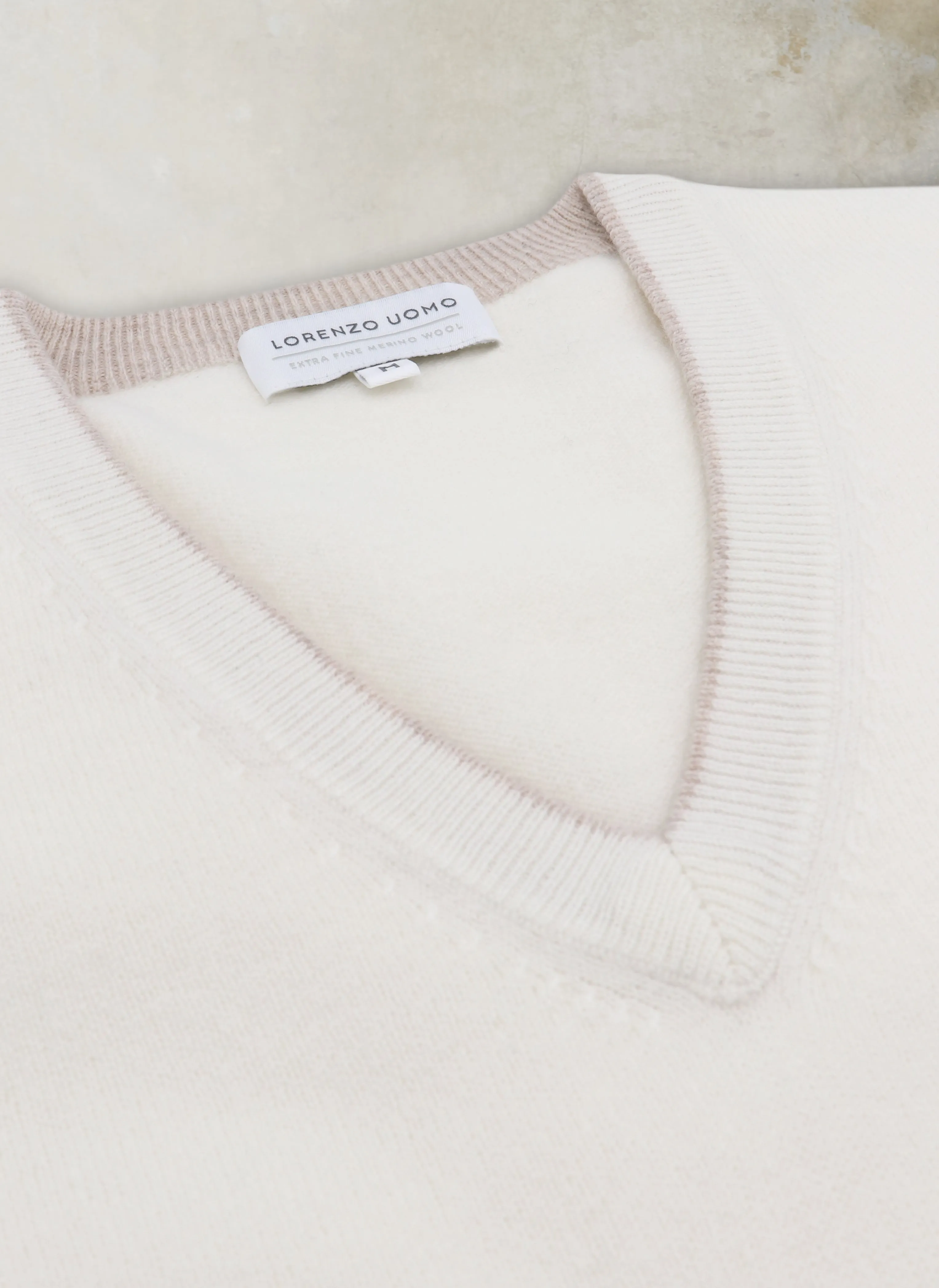 Men's Melbourne Contrast V-Neck Extra-Fine Pure Merino Wool Sweater in Cream