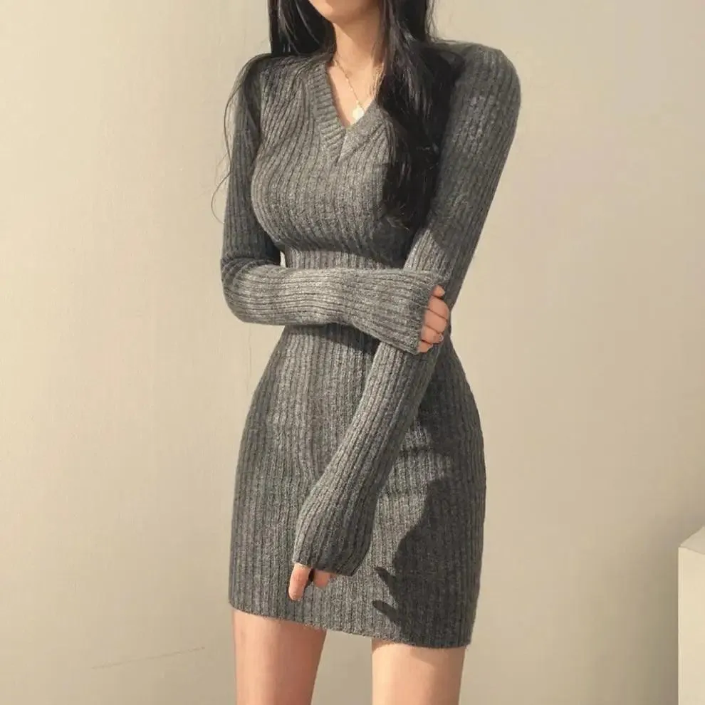 Retro Knit V-Neck Bodycon Dress: Vintage Fall/Winter Sweater for Women