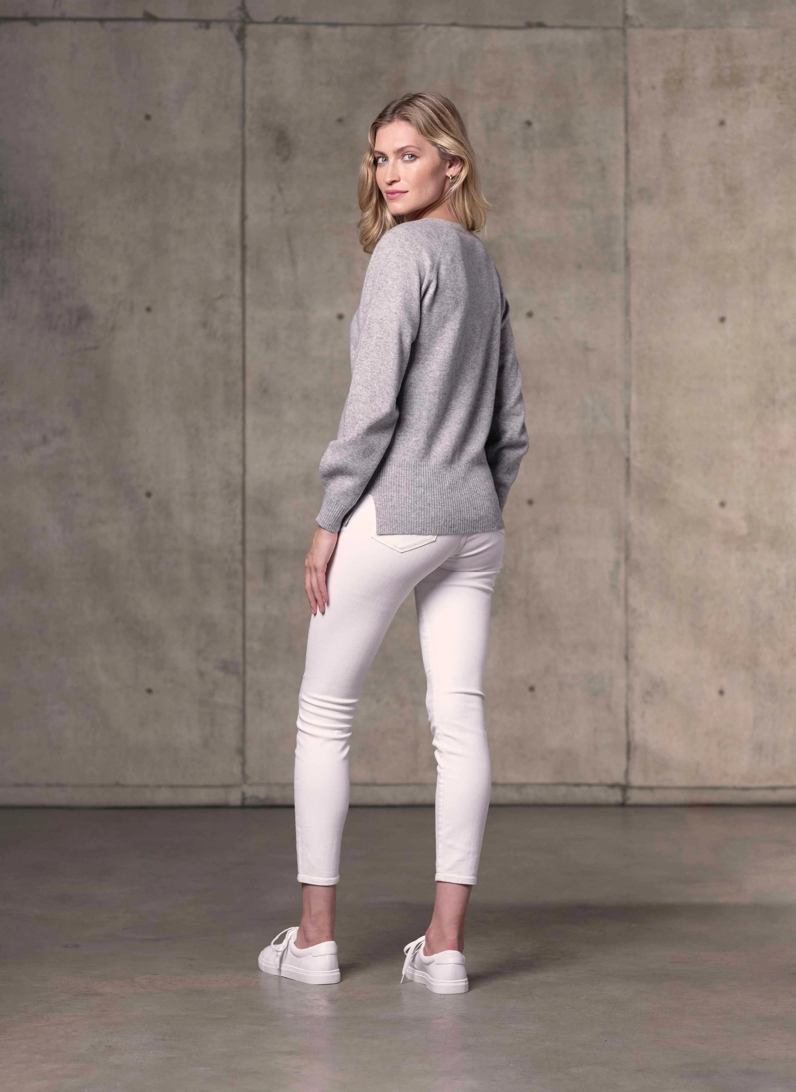 Women's Sofia Crew Neck Cashmere Sweater in Light Grey