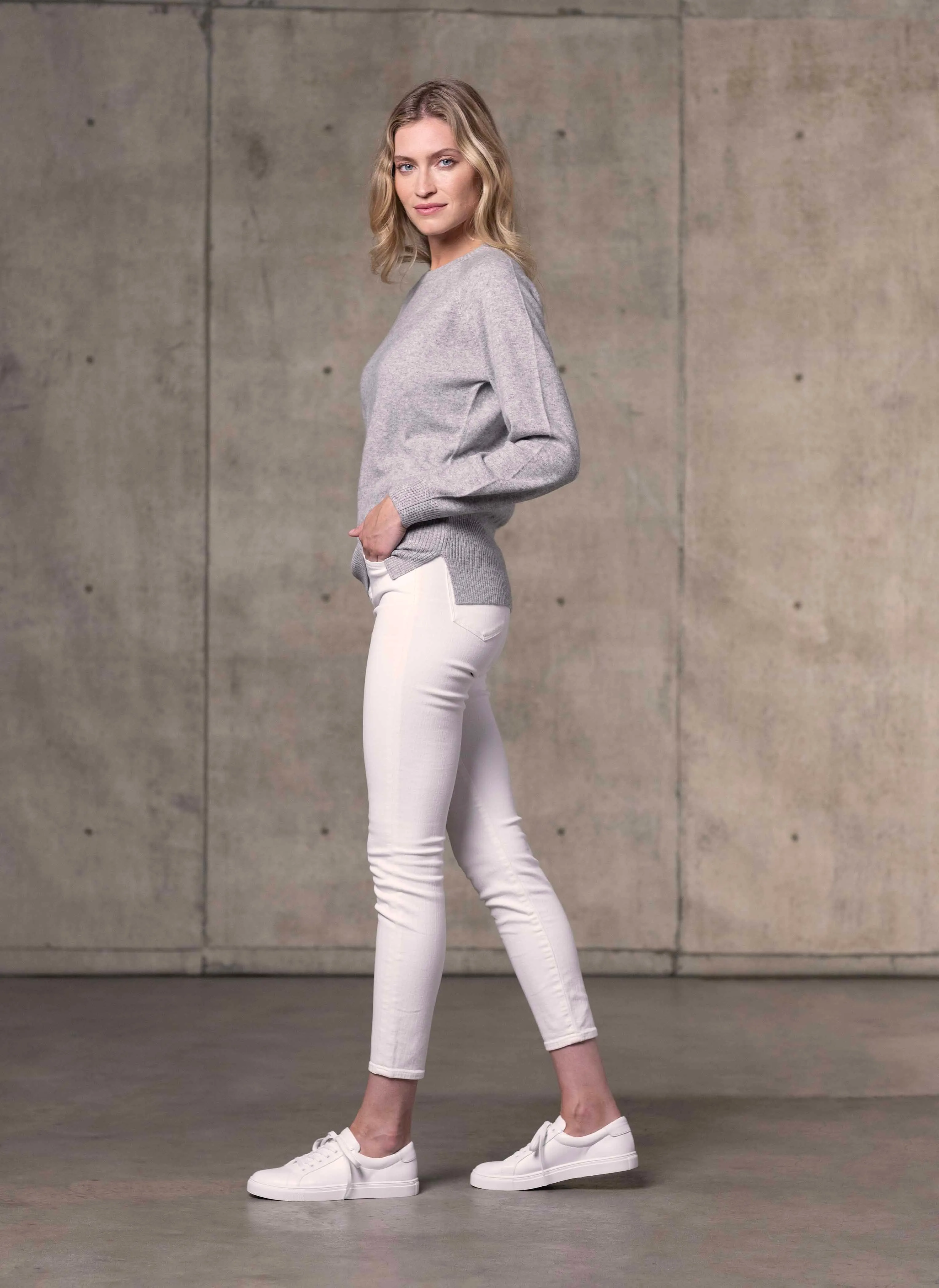 Women's Sofia Crew Neck Cashmere Sweater in Light Grey